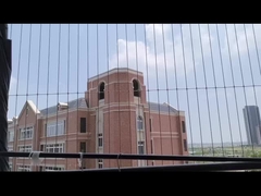 Une vue dégagée sur la nature avec une grille de balcon Invisible