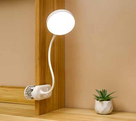 Lampe de table de chambre à coucher réglable à bras avec trois niveaux de luminosité pour une ambiance confortable