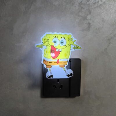 Plug mural dans la lumière de nuit fournissant un éclairage constant et énergétique pour plusieurs paramètres