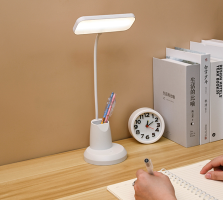 Stylé contrôle tactile lampe de table de recharge moderne en image Palette de couleurs parfaite
