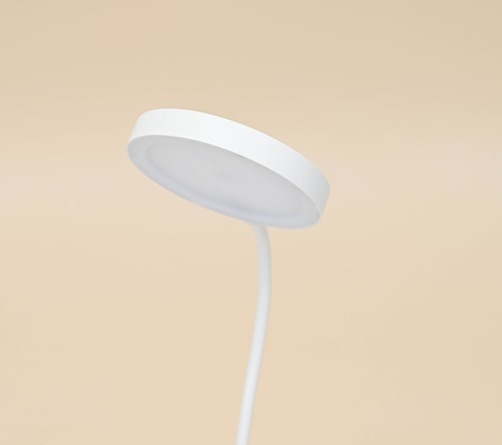 Lampe de table LED à commande tactile électrique moderne / lampe de table avec réglage de luminosité à trois niveaux