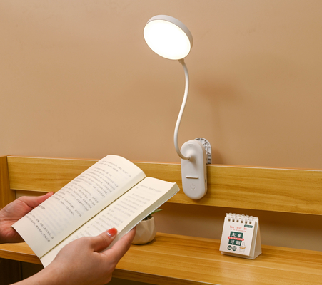 Lampe de table de chambre à coucher réglable à bras avec trois niveaux de luminosité pour une ambiance confortable