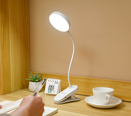 Lampe de table de chambre à coucher réglable à bras avec trois niveaux de luminosité pour une ambiance confortable
