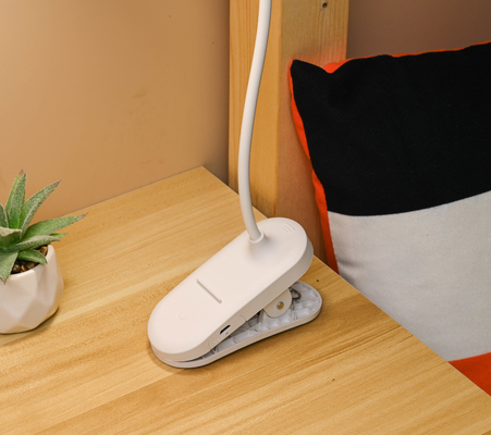 Lampe de table de chambre à coucher réglable à bras avec trois niveaux de luminosité pour une ambiance confortable