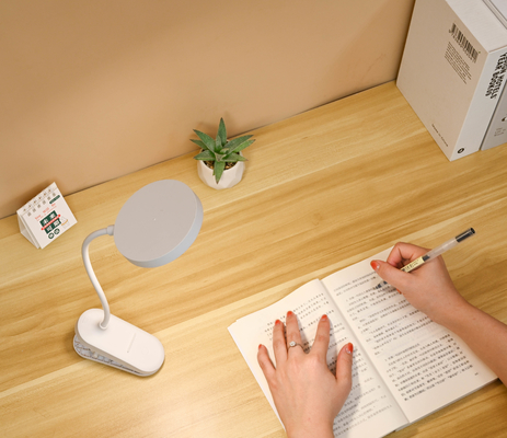 Lampe de table de chambre à coucher réglable à bras avec trois niveaux de luminosité pour une ambiance confortable