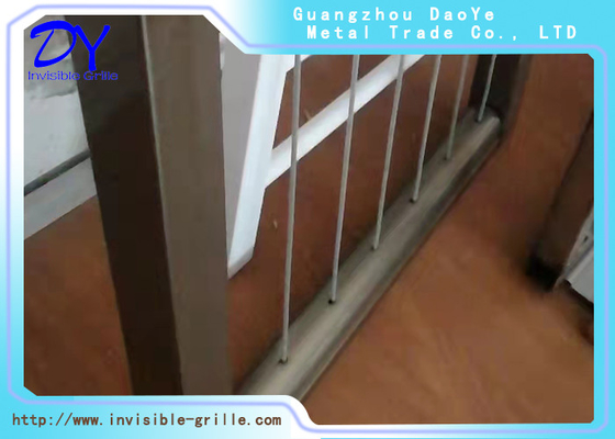 Les fils invisibles 316 balcon grille clip croisé société moderne