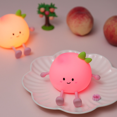2024 Nouveau luminaire de nuit créatif en forme de pêche Lumière de bureau douce silicone 7 couleurs changeantes soins oculaires Lumière de nuit pour enfants Cadeaux