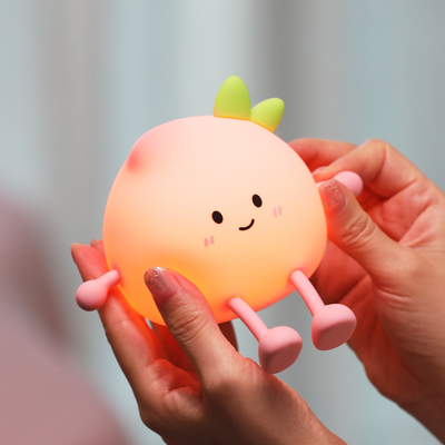 2024 Nouveau luminaire de nuit créatif en forme de pêche Lumière de bureau douce silicone 7 couleurs changeantes soins oculaires Lumière de nuit pour enfants Cadeaux