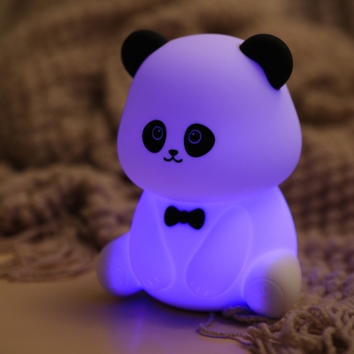 Messieurs, la lumière nocturne Panda est une lampe de bureau à LED.