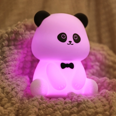 Messieurs, la lumière nocturne Panda est une lampe de bureau à LED.