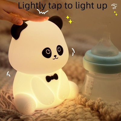 Messieurs, la lumière nocturne Panda est une lampe de bureau à LED.