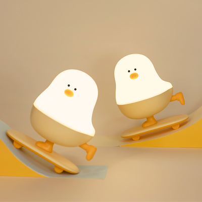 Modern Rechargeable LED planche à roulettes poulet lampe de nuit ABS décor de bureau de chambre à coucher avec le pouvoir tactile cadeau de vacances pour les dormeurs