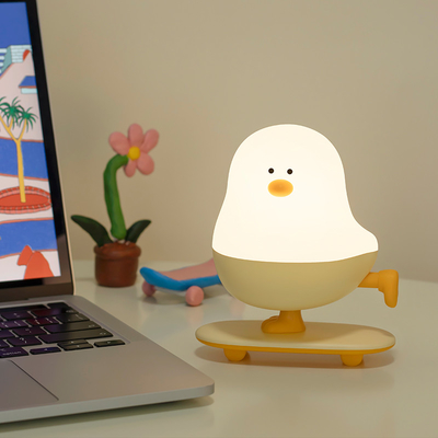 Modern Rechargeable LED planche à roulettes poulet lampe de nuit ABS décor de bureau de chambre à coucher avec le pouvoir tactile cadeau de vacances pour les dormeurs