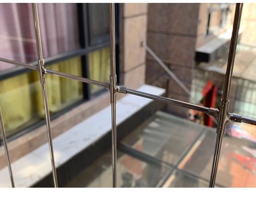 Grilles de balcon à installation boulonnée construites à l'aide de câbles en acier inoxydable de la plus haute qualité pour plus de protection et de durabilité.