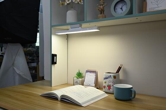 Forte adsorption magnétique LED Protection des yeux Rechargeable 800mA Lampe Lumière froide Alimenté par USB Lampes d'apprentissage