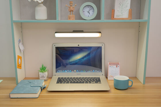 Lampe de bureau rechargeable à trois niveaux de luminosité Tension nominale 5V 1A Conçue pour l'éclairage dans les bureaux et les zones d'étude