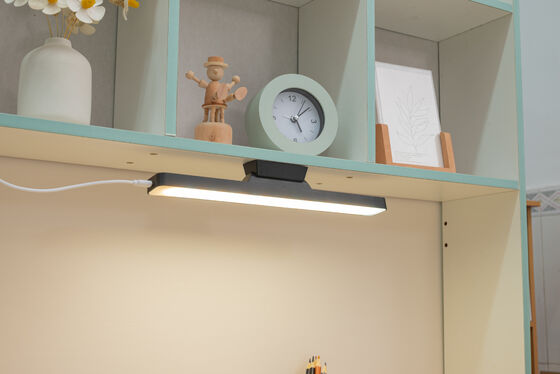 Jusqu'à 8 heures d'autonomie Lampe magnétique rechargeable Tension nominale 5V 1A Convient pour l'éclairage industriel et commercial