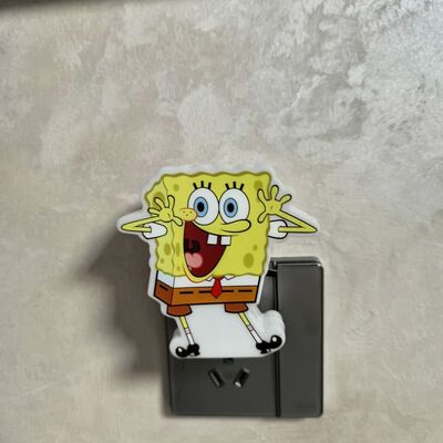 Veilleuse enfichable, alimentation secteur, tension 110-240V, fournissant un éclairage constant et économe en énergie pour de multiples environnements