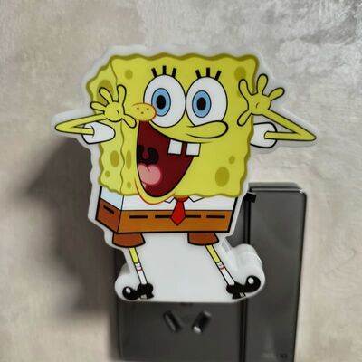 Veilleuse enfichable, alimentation secteur, tension 110-240V, fournissant un éclairage constant et économe en énergie pour de multiples environnements