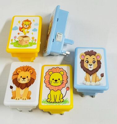 Veilleuse à brancher avec support mural et source lumineuse LED, alimentation par prise, adaptée aux salles de bain et aux couloirs