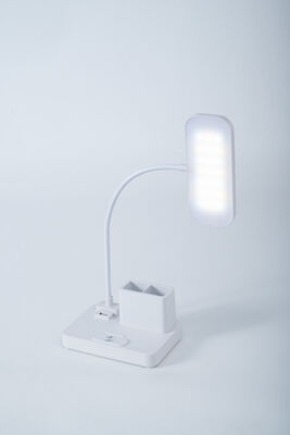 Lampe de bureau rechargeable offrant un port de chargement USB et trois niveaux de luminosité pour l'éclairage de l'espace de travail