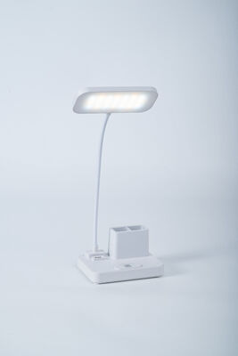 Lampe de bureau rechargeable offrant un port de chargement USB et trois niveaux de luminosité pour l'éclairage de l'espace de travail