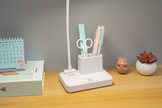 Lampe de bureau rechargeable offrant un port de chargement USB et trois niveaux de luminosité pour l'éclairage de l'espace de travail