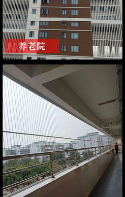 Grille de sécurité de balcon de 6m équipée d'un cadre à rail en aluminium, méthode d'installation boulonnée, solution de sécurité robuste et durable