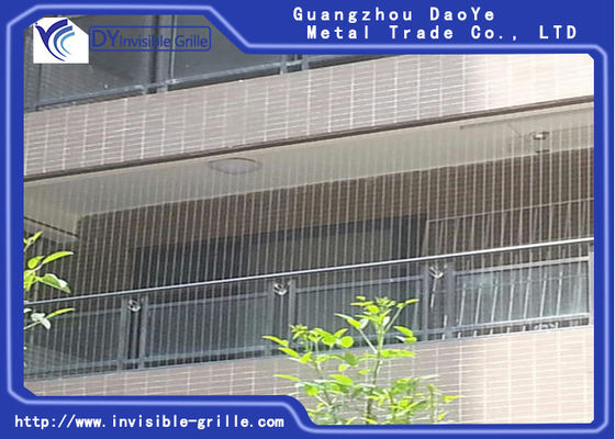 Protégez l'animal familier d'enfants pour apprécier la vue du gril invisible de balcon de vallée de bord de la mer de ville