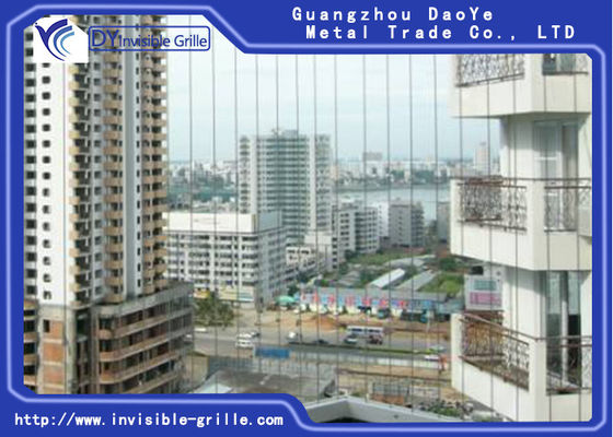 Gril invisible installé en tant que clôture de clôture de sécurité de piscine de balustrade d'escalier