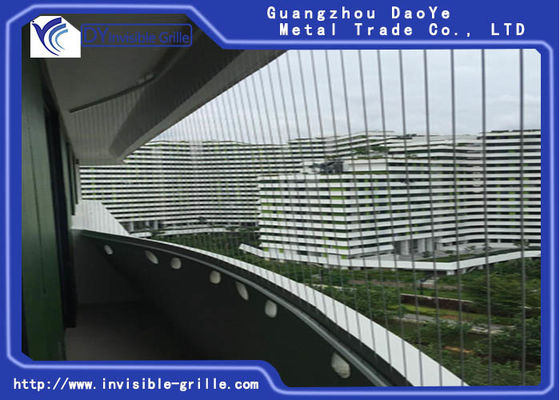Anti dessus de structure de rouille en bas des grils invisibles de balcon