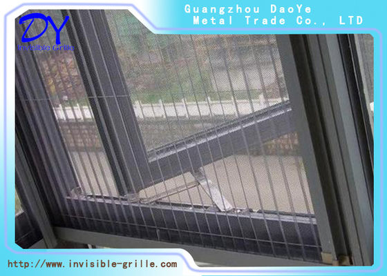 Porte grillagée invisible escamotable intérieure en aluminium faite sur commande