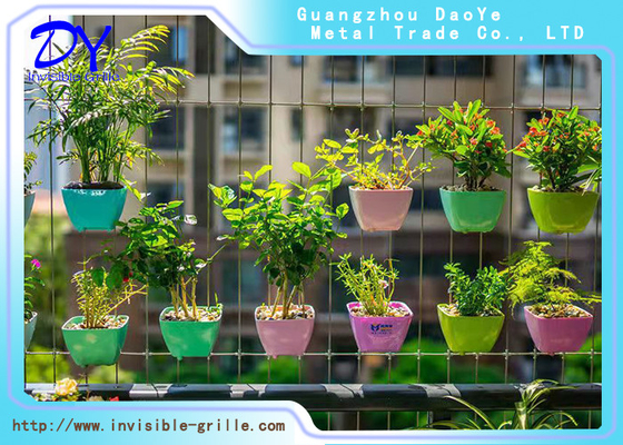 Accessoires invisibles mis en pot de gril de balcon net protecteur